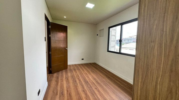 🍀3 Storey Townhouse unit for sale executive village, Mayamot Antipolo City