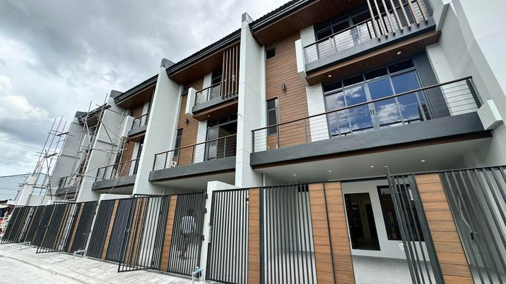 🍀3 Storey Townhouse unit for sale executive village, Mayamot Antipolo City