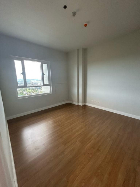 TOP-FLOOR 3BR unit w/BALCONY-has view of Mt. ranges, with Parking - North Tower QC