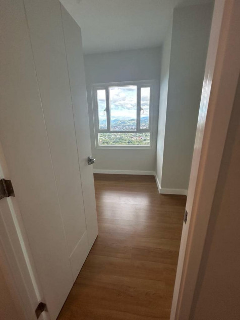 TOP-FLOOR 3BR unit w/BALCONY-has view of Mt. ranges, with Parking - North Tower QC