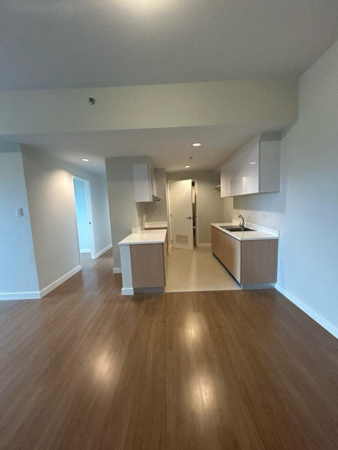 TOP-FLOOR 3BR unit w/BALCONY-has view of Mt. ranges, with Parking - North Tower QC