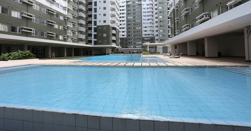 Bright Studio Unit with Pool View