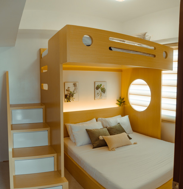 Comfortable Queen Bed + Full-Size Upper Bunk – Sleeps Up to 4 Guests| Long Term Stay