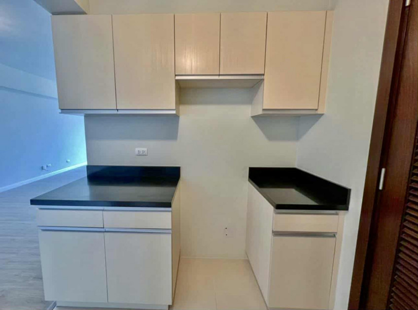 1BR KROMA 56 SQM CORNER UNIT (Ayala Ave & Makati Med view)