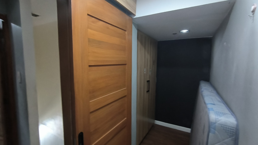 FOR SALE Victoria De Makati 2 Bedroom end unit ( Unit 1220B)