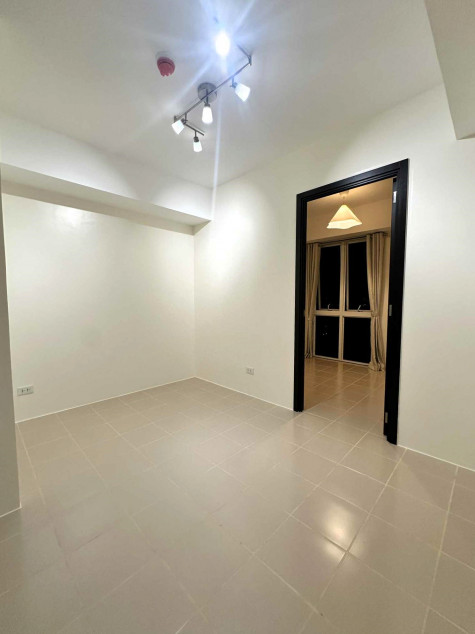 Semi-furnished 1 bedroom CONDO FOR SALE (28sqm) @ KASARA Urban Resort Residences - DIRECT FROM OWNER